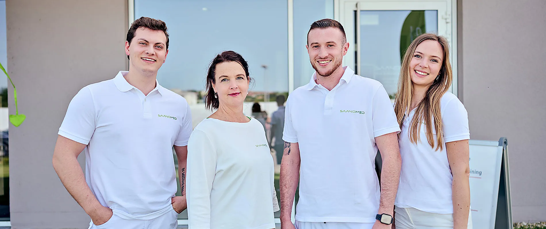 Das Team von SaanoMed vor dem Praxisgebäude am Schießstattweg in Passau